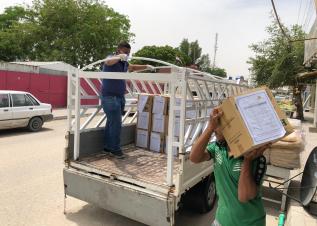  بتوزيع السلات الغذائية على العوائل الفقيرة 