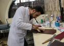 مؤسسة كاشف الغطاء العامة تعمل على الترميم اليدوي والتجليد الفني التراثي للمخطوطات والوثائق